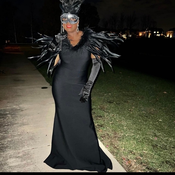 Fashion nova maxi dress with feathers - Picture 8 of 16